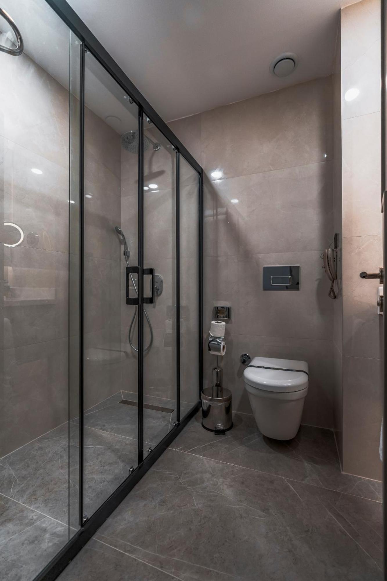 Отель Renex 5*